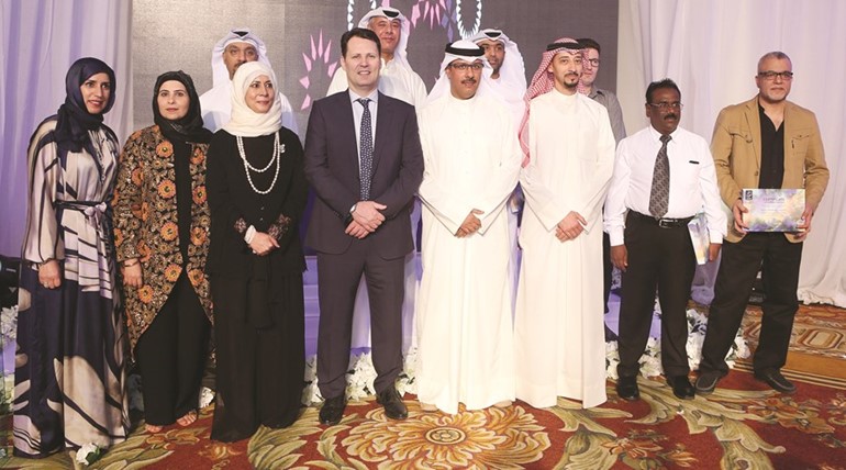 جيجنهايمر والروضان يتوسطان بعض المكرمين ﻿