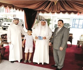 مدير المعارض يسلم الجائزة للرابح حجي الدويلة في معرض الري﻿