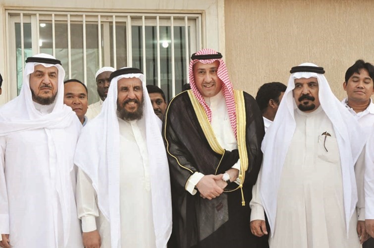 الشيخ فيصل الحمود يشارك في وداع المهتدين الجدد الى رحلة العمرة﻿