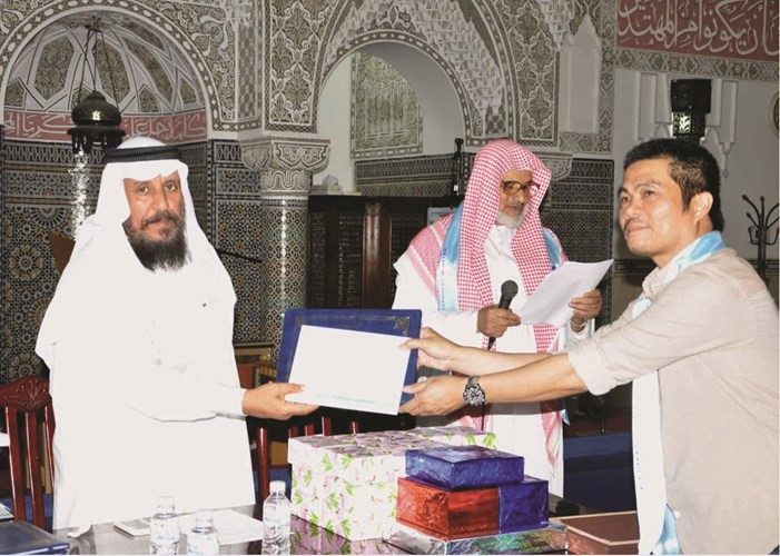 منيف العجمي يكرم احد المهتدين﻿