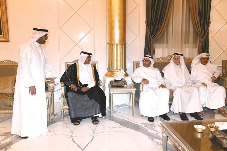 من اليمين ابراهيم القاضي وعبدالوهاب الوزان ومحمد الشايع والسفير القطري حمد بن علي ال حنزاب ودنايف الحجرف ﻿