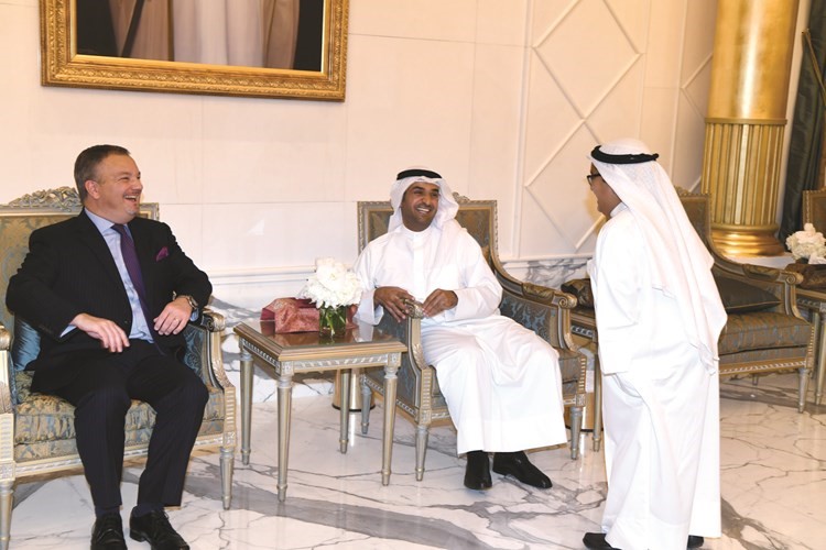 الحجرف ونجله بدر والسفير البريطاني ماثيو لودج ﻿