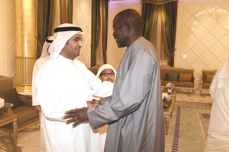 السفير السنغالي عبدالاحد امباكي مهنئا الحجرف بالشهر الفضيل﻿
