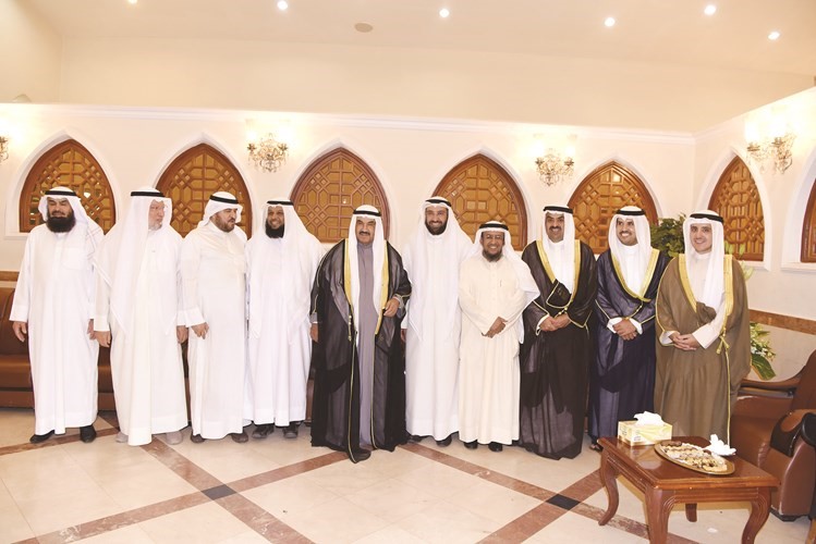 سمو الشيخ ناصر المحمد متوسطا دعلي العمير والشيخ خالد البدر والشيخ صباح ناصر المحمد والشيخ داحمد الناصر والنائب حمود الحمدان واحمد باقر	ريليش كومار﻿