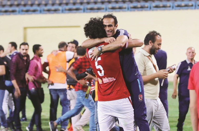 عناق وفرحة بعد انتهاء المباراة