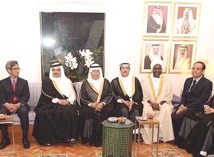 ولي عهد البحرين الامير سلمان بن حمد والشيخ عزام الصباح في المجلس الرمضاني للوجيه خالد الزياني﻿