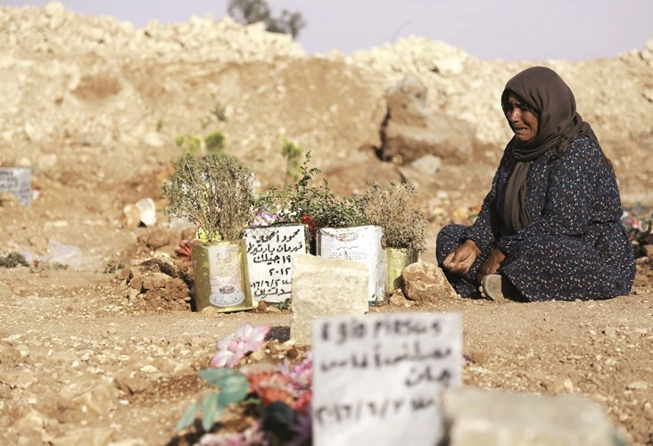 سيدة كردية تبكي احد اقاربها في مقبرة عين العرب بعد مقتله في معاركالميليشيات الكرديةمع داعش بمنبجافپ 