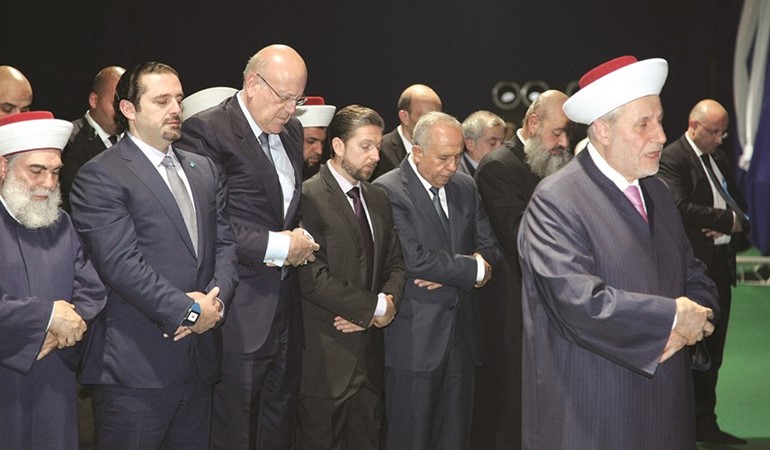 مفتي طرابلس والشمال مالك الشعار يؤم صلاة المغرب وخلفه الرئيسان سعد الحريري ونجيب ميقاتي والوزير فيصل كرامي محمود الطويل 