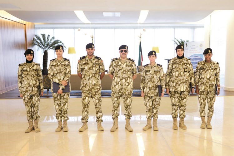 اللواء خالد الوقيت والرائد بدر المطوع يتوسطان المكرمات لطيفة حسين وانتصار السهلي والملازم سارة احمد والملازم ايمان شايع وشريفة المكيمي