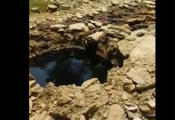 بالفيديو.. سعودي يفاجأ بتفجر النفط بجوار منزله وتضرر محاصيله ومناحله