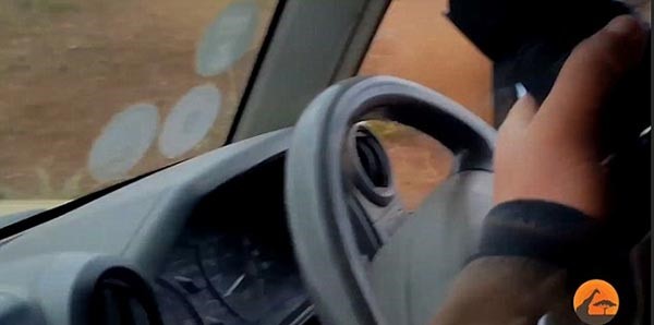 بالفيديو والصور.. شاهد ماذا فعل وحيد قرن غاضب مع رجلين حاولا تصويره