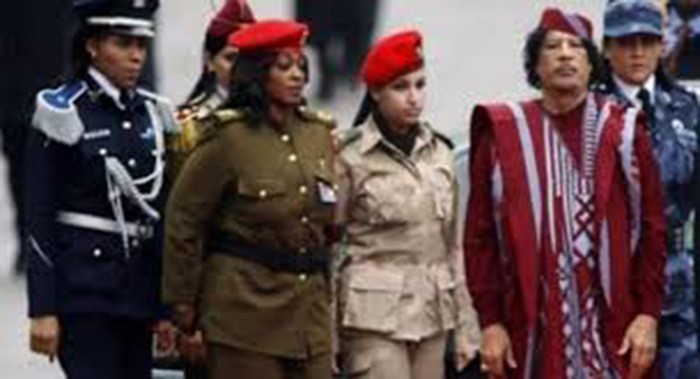 لماذا كان القذافي يعتمد على النساء في تأمينه؟..حارسته الشخصية تكشف السر