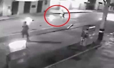 بالفيديو.. حاول سرقة صاحب محطة وقود فاندلعت فيه النيران