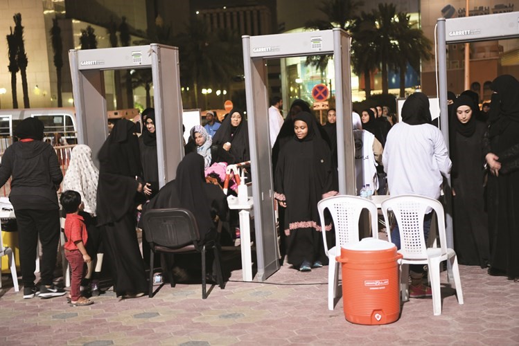 بوابات الكترونية لتفتيش المصلين ﻿