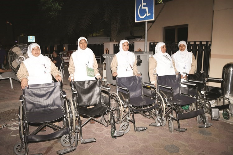 كراسي متحركة جاهزة لمساعدة ذوي الاحتياجات الخاصة ﻿