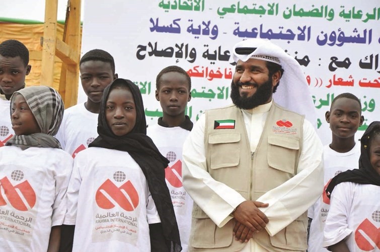 ويتوسط الطلبة والطالبات الذين تكفلهم الجمعية﻿