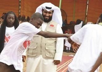 يوسف الطويل يداعب احد الطلبة﻿
