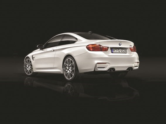 رزمة «المسابقات» الجديدة تعزز الطابع الرياضي لسيارتي BMW M3 وM4 الجديدتين كلياً