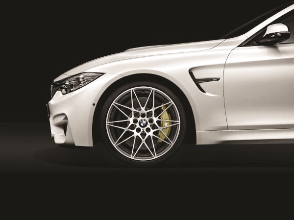رزمة «المسابقات» الجديدة تعزز الطابع الرياضي لسيارتي BMW M3 وM4 الجديدتين كلياً