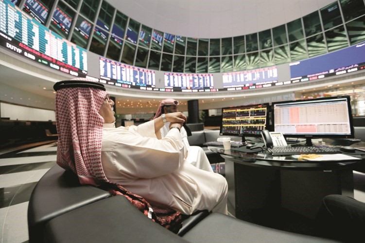 خروج بريطانيا من الاتحاد الاوروبي يهوي باسعار الاسهم في الاسواق الخليجية ويبدو احد المتعاملين بالسوق البحريني يتابع تراجع السوق رويترز