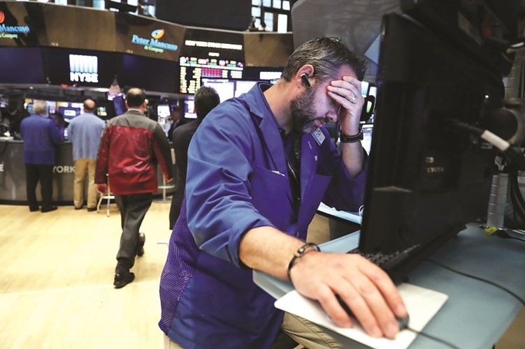 صدمة بالاسواق اثارتها نتيجة الاستفتاء بخروج بريطانيا من الاتحاد الاوروبيوفي الصورة تبدو اثار الصدمة على احد المتداولين في بورصة نيويورك رويترز