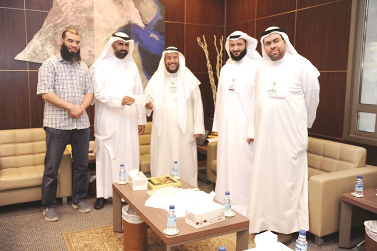  ابراهيم الصالح يتسلم شيك بيت الزكاة من م منصور المري