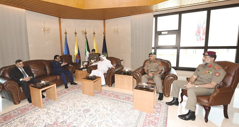 الشيخ خالد الجراح مستقبلا الفريق طيار سعيد خان