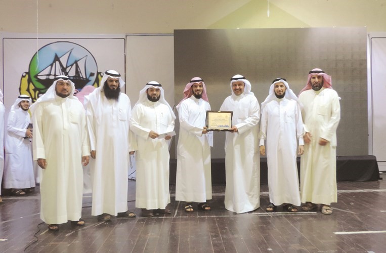 طلال الجلال وفايز المطيري يكرمان احدى الديوانيات مع اعضاء مجلس الادارة﻿