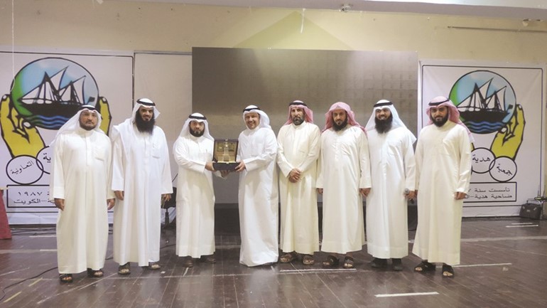 فايز المطيري يقدم درعا تكريمية الى طلال الجلال ﻿