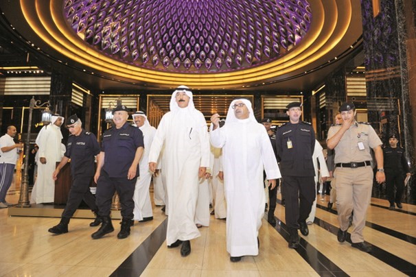 الشيخ محمد الخالد ومحمد عبدالعزيز الشايع والفريق سلمان الفهد واللواء ابراهيم الطراح والعميد عادل الحشاش خلال تفقدهم للمجمع﻿