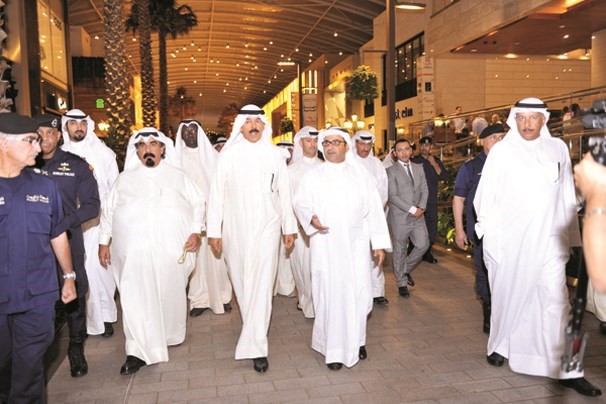  الشيخ محمد الخالد ومحمد عبدالعزيز الشايع والشيخ احمد الخليفة واللواء ابراهيم الطراح والعميد صالح العنزي والفريق متقاعد حمد السريع﻿