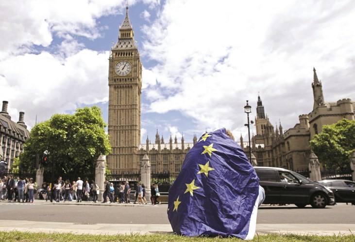 معارض لخروج بريطانيا من الاتحاد الاوروبي ملتحفا بعلم الاتحاد خلال تظاهرات في لندن امس الاول	افپ ﻿