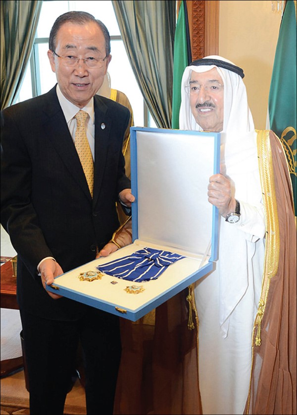 صاحب السمو الامير الشيخ صباح الاحمد يقلد بان كي مون وسام الكويت ذو الوشاح من الدرجة الممتازة