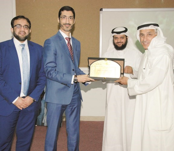دعبدالرحمن المحيلان يكرم دمحمد القناعي ودعبدالمحسن الكندري