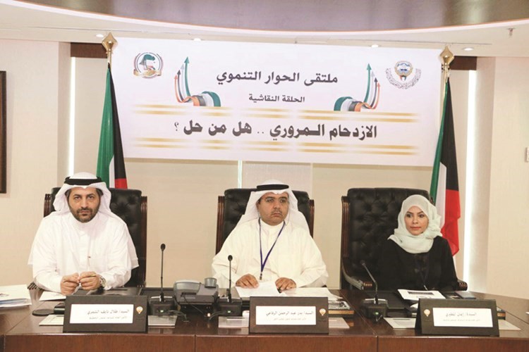 بدر الرفاعي وايمان المطيري وطلال الشمري خلال الندوة﻿