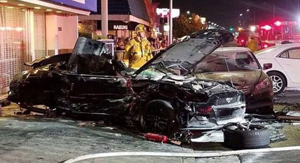 مصرع طالبين كويتيين وثالث مجهول الهوية في حادث مروع بين  4 مركبات  بلوس أنجيليس