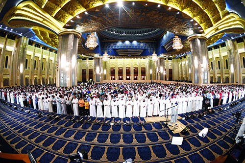 الاف المصلين احيوا الليلة 22 في المسجد الكبير