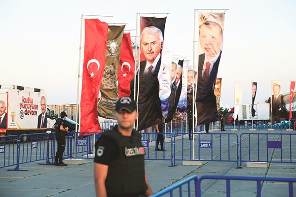 صور الرئيس رجب طيب اردوغان ورئيس وزرائه علي يلدريم على مدخل مقر افطار جماعي في اسطنبول اپ