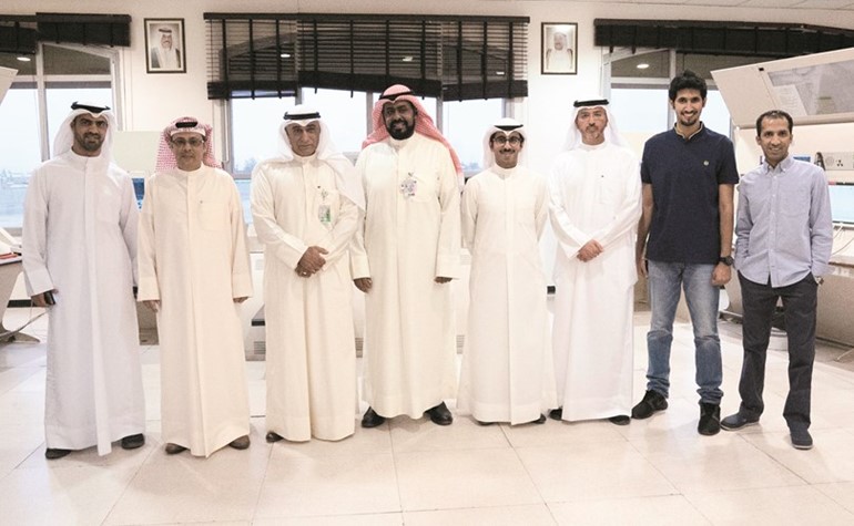  فريق العلاقات العامة في بيتك يتوسط العاملين ببرج المراقبة والرادار بالمطار