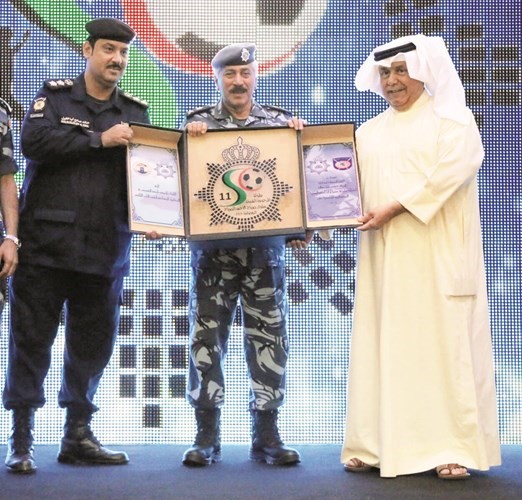 اللواء محمود الدوسري والعقيد خالد ابا الخيل يقدمان درعا تذكارية للفريق سليمان الفهد﻿