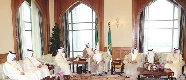 صاحب السمو الامير الشيخ صباح الاحمد مستقبلا الشيخ سعود بن ناصر ال ثاني والشيخ محمد بن عبدالله ال ثاني﻿