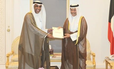 سمو رئيس الوزراء الشيخ جابر المبارك يتسلم اقرار الذمة المالية الخاص بسموه