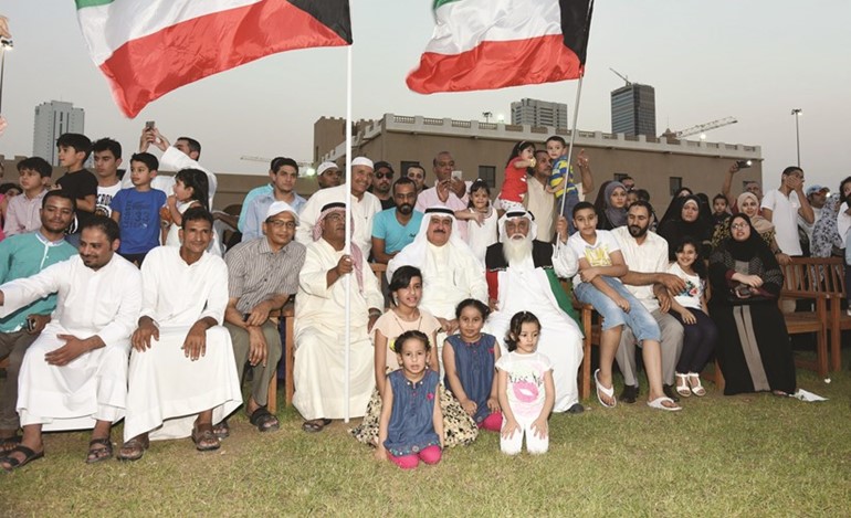 ثابت المهنا مع عدد من زوار المدفع﻿