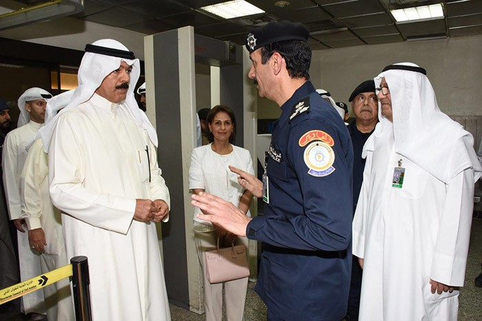 الشيخ محمد الخالد مستمعا الى شرح عن الاوضاع الامنية بالمطار