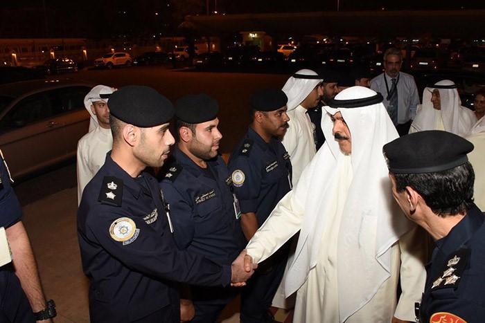 وزير الداخلية مصافحا رجال الامن بالمطار