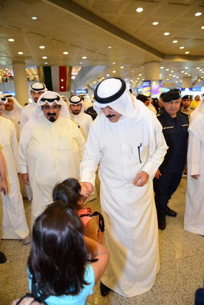 ومداعبا زهرتين ويبدو الفريق سليمان الفهد واللواء الشيخ احمد العبدالله