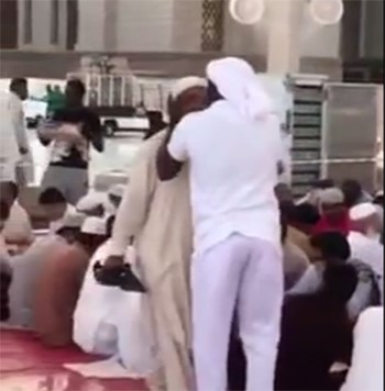 بالفيديو.. إمام الحرم النبوي يستقبل الشاب "مقبل جبين الصائمين" ويعرض عليه وظيفة بالعلاقات العامة بالحرم