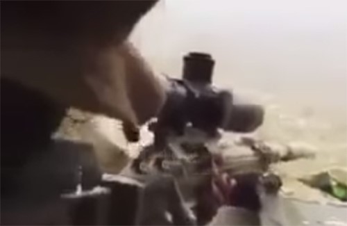 بالفيديو.. جنديان يتمكنان من قنص حوثي حاول التسلل لحدود السعودية 