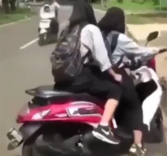 بالفيديو.. هذا ما حدث لفتاة محجبة أثناء قيادتها دراجة نارية