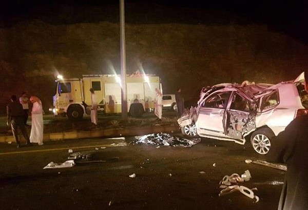 بالصور.. وفاة سيدة وابنتها وخادمتها وإصابة 5 أشخاص من عائلتها في حادث مروع بالسعودية